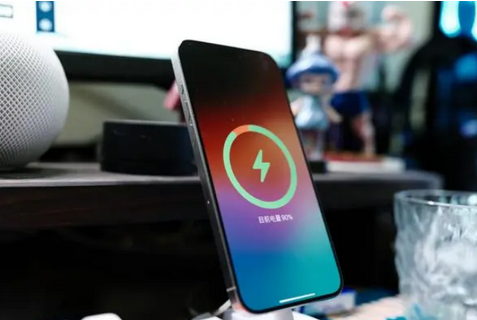 龙凤苹果15换屏服务分享用什么充电器给iPhone15充电更好 